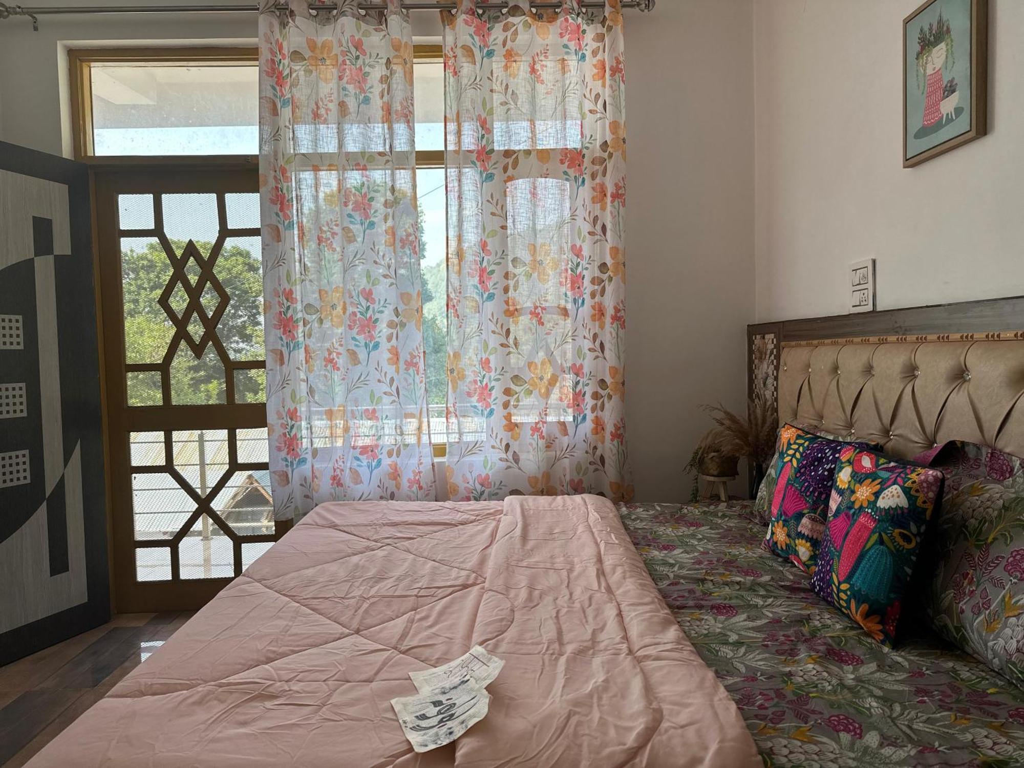 La Casa By Cosmic Kriya Vandrehjem Bīr Eksteriør billede
